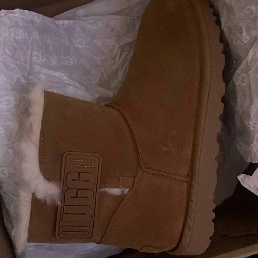 Brand new in box Uggs Bailey strap .